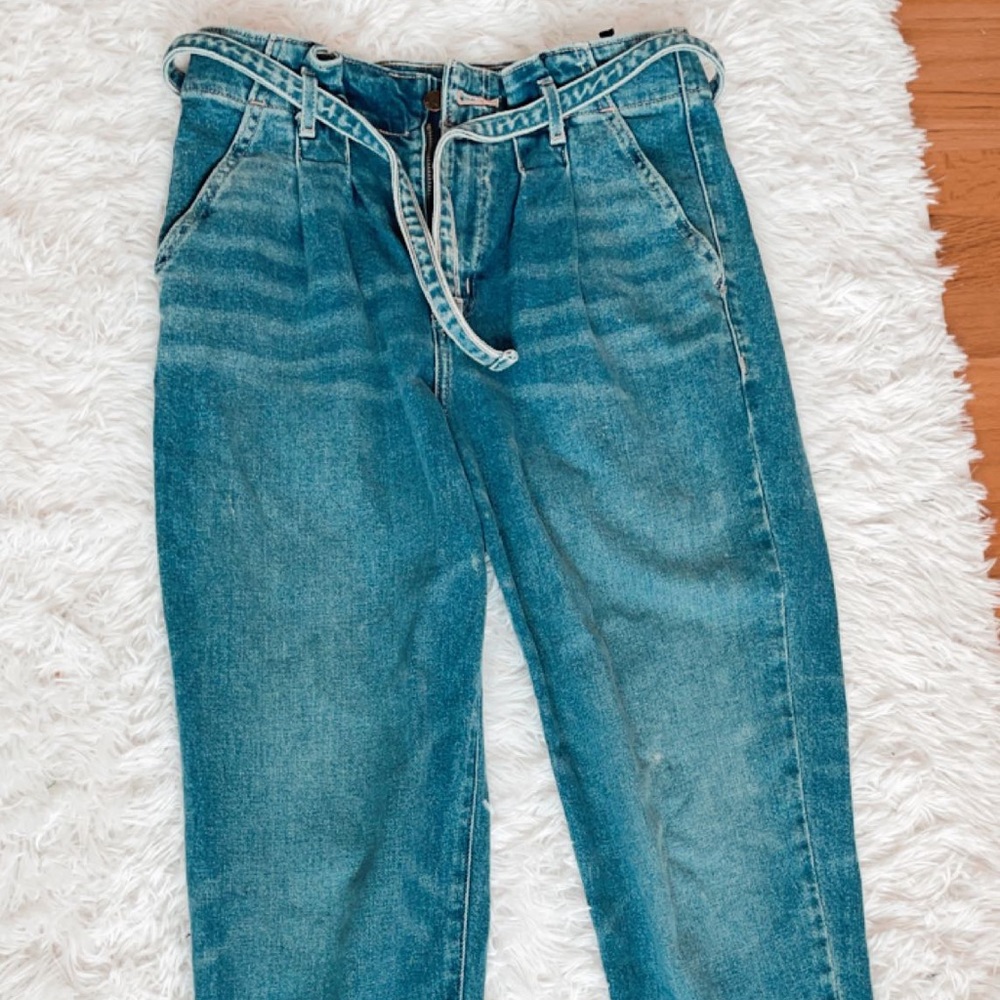 Hollister Ultra High-Rise mom jeans